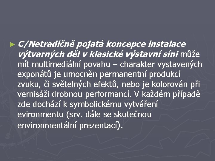 ► C/Netradičně pojatá koncepce instalace výtvarných děl v klasické výstavní síni může mít multimediální