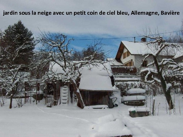 jardin sous la neige avec un petit coin de ciel bleu, Allemagne, Bavière 