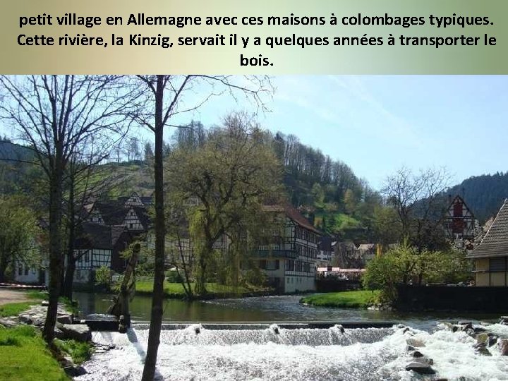 petit village en Allemagne avec ces maisons à colombages typiques. Cette rivière, la Kinzig,