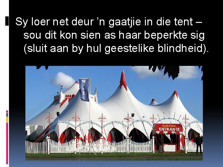 Sy loer net deur ’n gaatjie in die tent – sou dit kon sien
