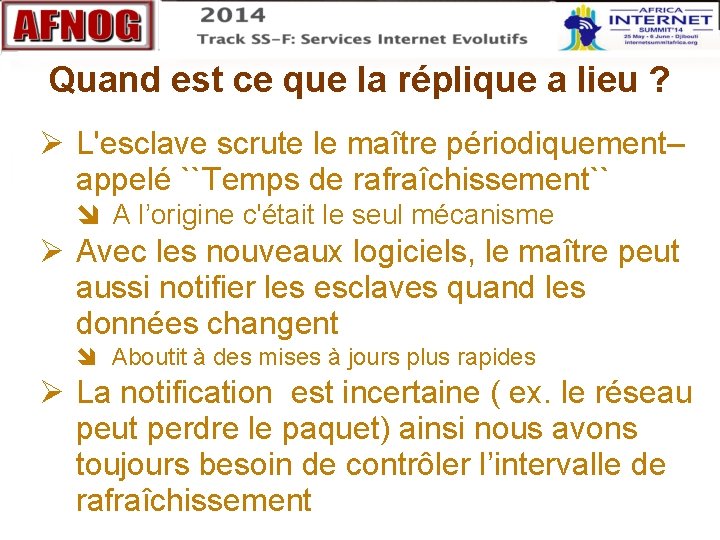 Quand est ce que la réplique a lieu ? L'esclave scrute le maître périodiquement–