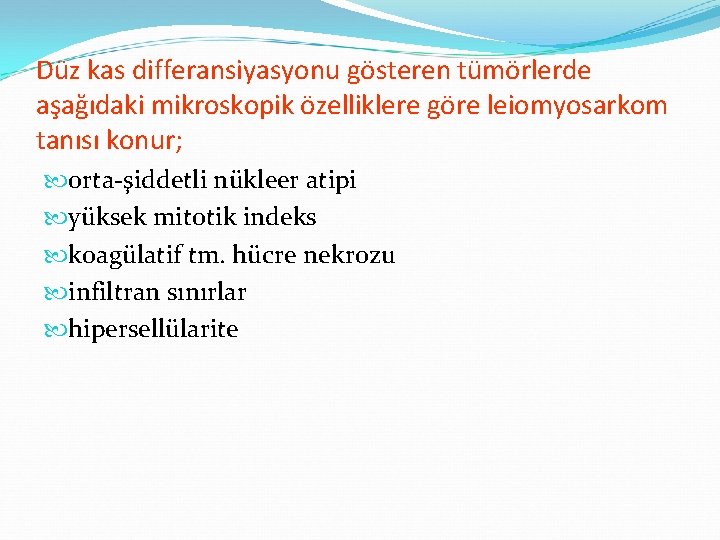 Düz kas differansiyasyonu gösteren tümörlerde aşağıdaki mikroskopik özelliklere göre leiomyosarkom tanısı konur; orta-şiddetli nükleer Düz kas differansiyasyonu gösteren tümörlerde aşağıdaki mikroskopik özelliklere göre leiomyosarkom tanısı konur; orta-şiddetli nükleer