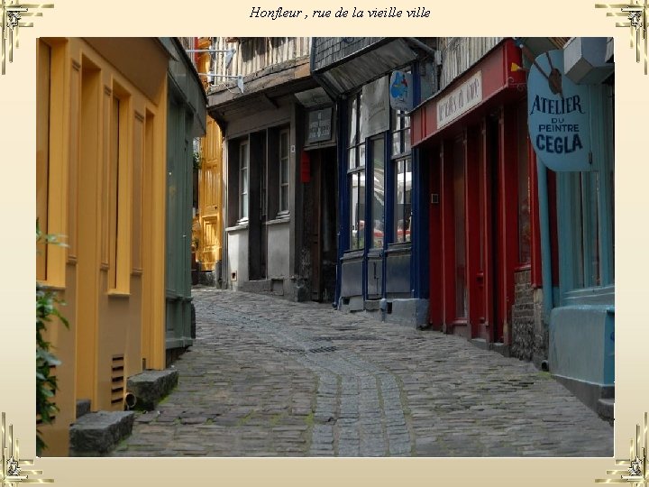 Honfleur , rue de la vieille ville 