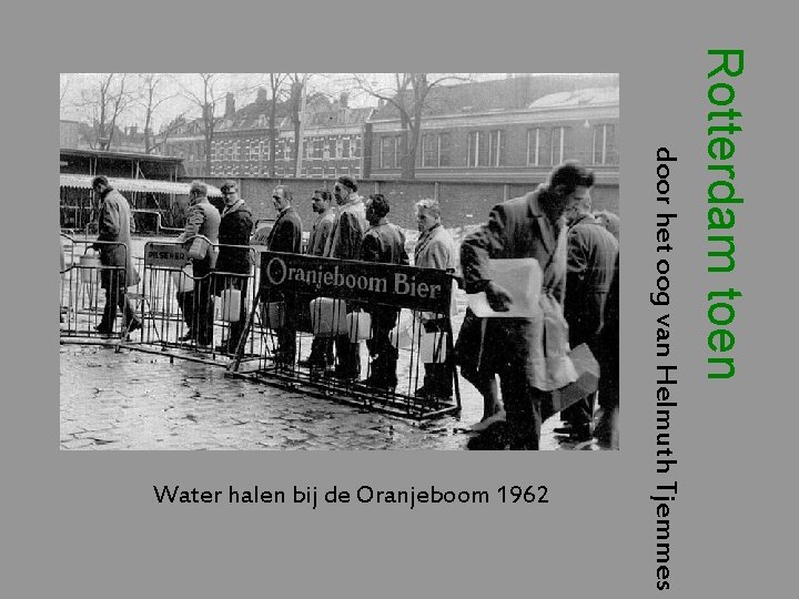 Rotterdam toen door het oog van Helmuth Tjemmes Water halen bij de Oranjeboom 1962