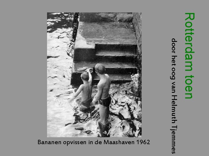 Rotterdam toen door het oog van Helmuth Tjemmes Bananen opvissen in de Maashaven 1962