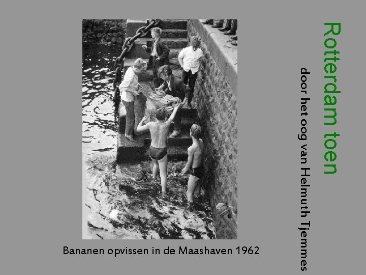 Rotterdam toen door het oog van Helmuth Tjemmes Bananen opvissen in de Maashaven 1962