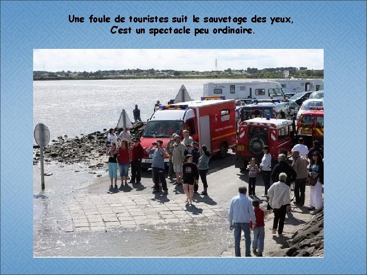 Une foule de touristes suit le sauvetage des yeux, C’est un spectacle peu ordinaire.