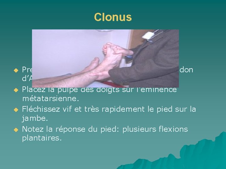 Clonus u u Prenez la jambe avec une main sur le tendon d’Achille. Placez