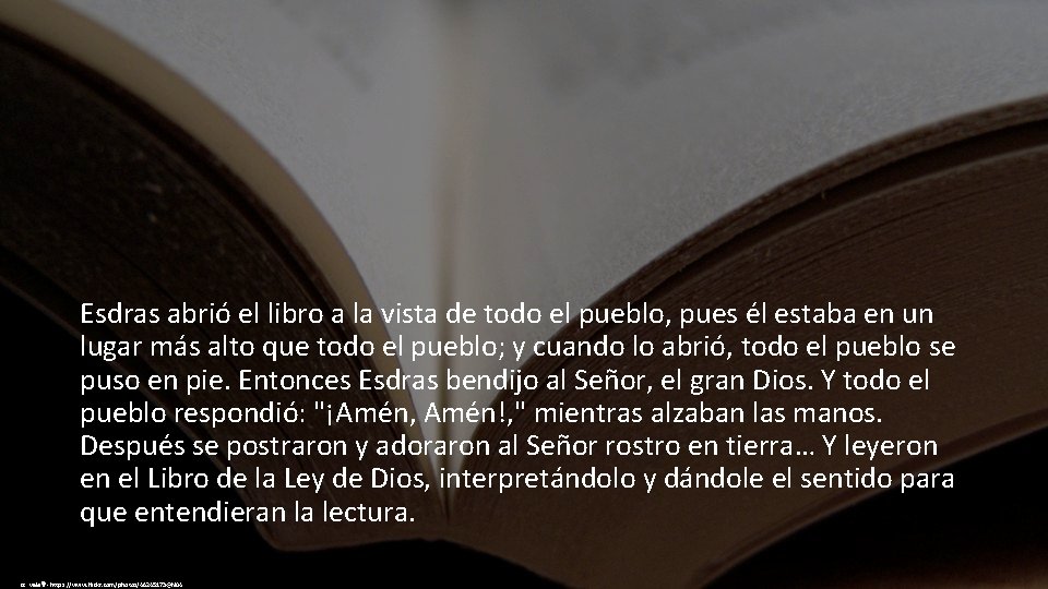 Esdras abrió el libro a la vista de todo el pueblo, pues él estaba