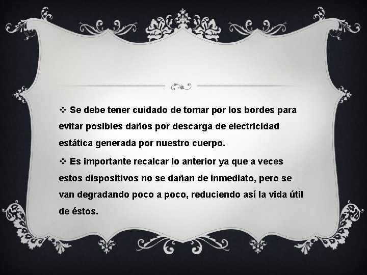v Se debe tener cuidado de tomar por los bordes para evitar posibles daños v Se debe tener cuidado de tomar por los bordes para evitar posibles daños