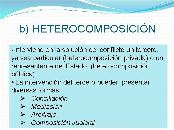 b) HETEROCOMPOSICIÓN • Interviene en la solución del conflicto un tercero, ya sea particular