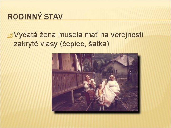 RODINNÝ STAV Vydatá žena musela mať na verejnosti zakryté vlasy (čepiec, šatka) 