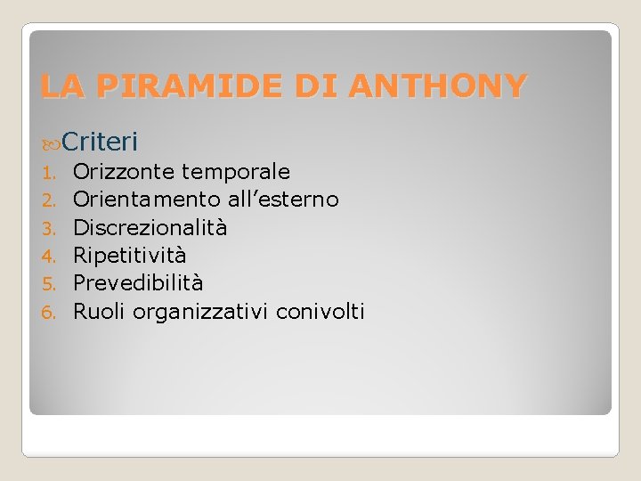 LA PIRAMIDE DI ANTHONY Criteri 1. Orizzonte temporale 2. Orientamento all’esterno 3. Discrezionalità 4.