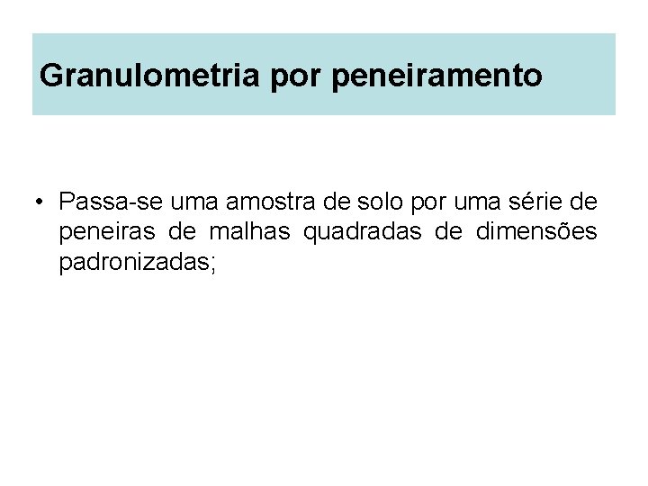 Granulometria por peneiramento • Passa-se uma amostra de solo por uma série de peneiras