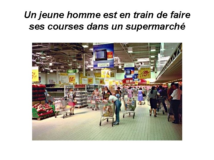Un jeune homme est en train de faire ses courses dans un supermarché 