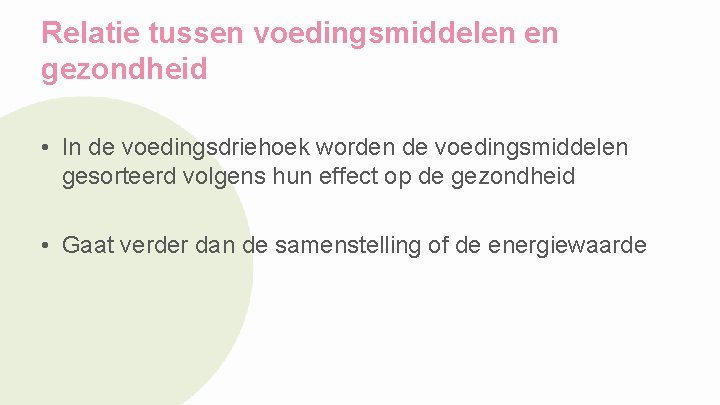Relatie tussen voedingsmiddelen en gezondheid • In de voedingsdriehoek worden de voedingsmiddelen gesorteerd volgens