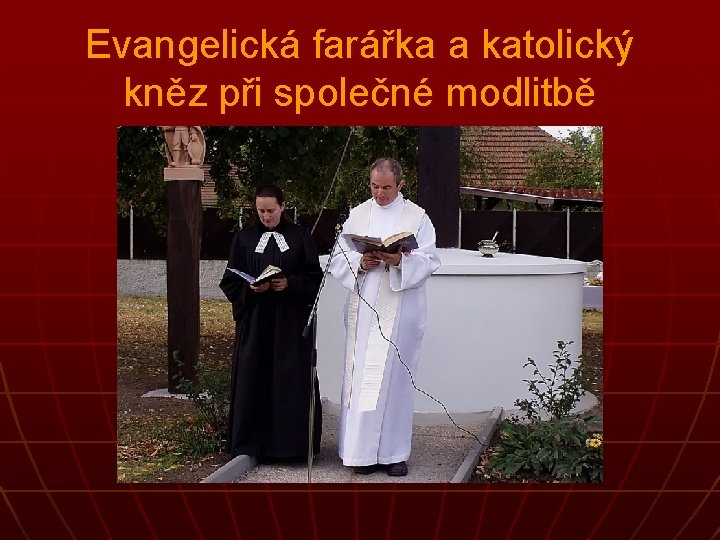 Evangelická farářka a katolický kněz při společné modlitbě 