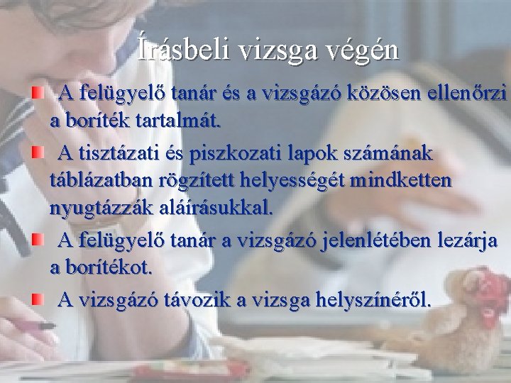 Írásbeli vizsga végén A felügyelő tanár és a vizsgázó közösen ellenőrzi a boríték tartalmát.