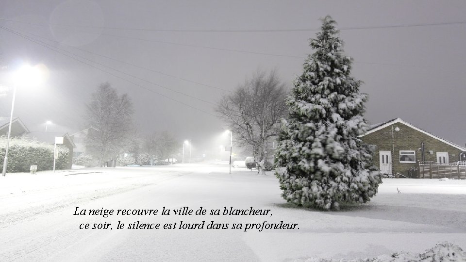 La neige recouvre la ville de sa blancheur, ce soir, le silence est lourd