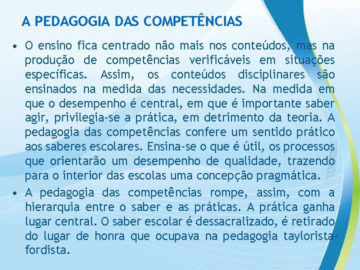 A PEDAGOGIA DAS COMPETÊNCIAS • O ensino fica centrado não mais nos conteúdos, mas