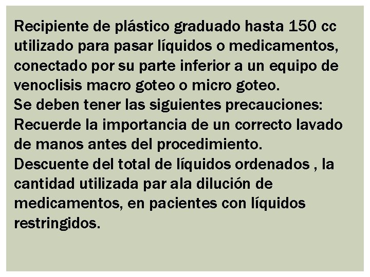 Recipiente de plástico graduado hasta 150 cc utilizado para pasar líquidos o medicamentos, conectado
