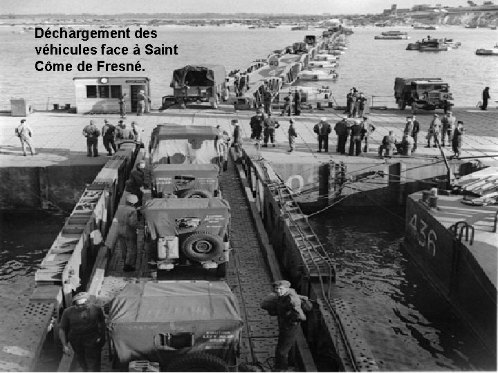 Déchargement des véhicules face à Saint Côme de Fresné. 