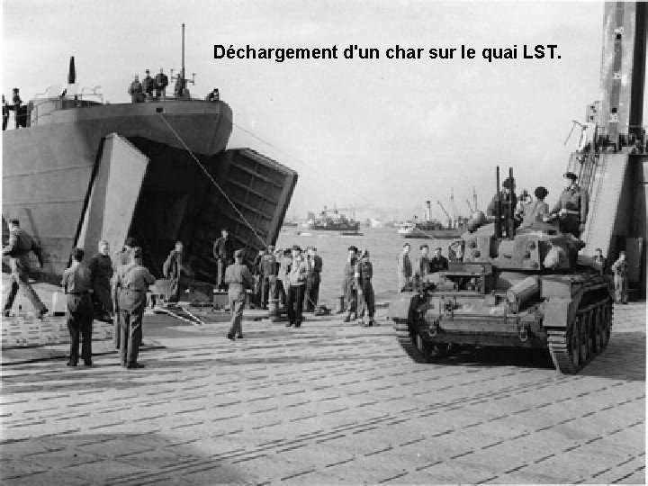 Déchargement d'un char sur le quai LST. 