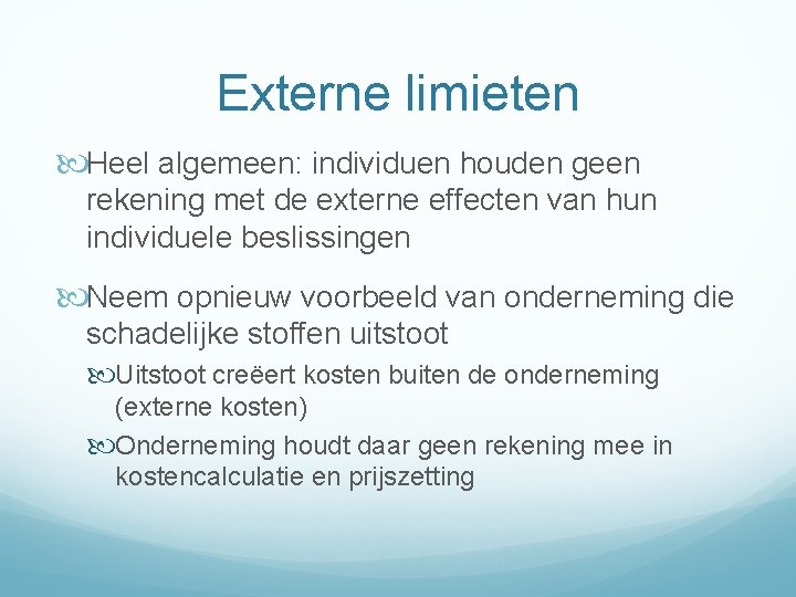 Externe limieten Heel algemeen: individuen houden geen rekening met de externe effecten van hun