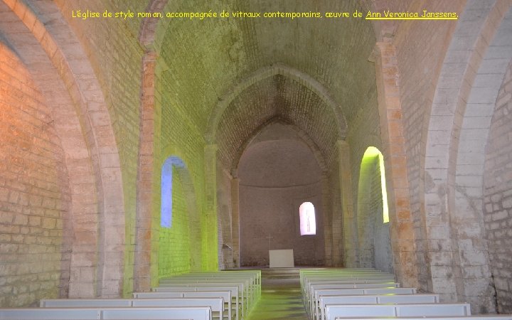 L’église de style roman, accompagnée de vitraux contemporains, œuvre de Ann Veronica Janssens. 