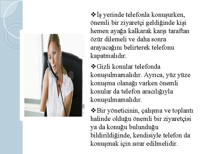 vİş yerinde telefonla konuşurken, önemli bir ziyaretçi geldiğinde kişi hemen ayağa kalkarak karşı taraftan