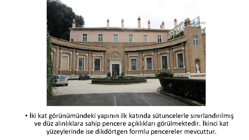  • İki kat görünümündeki yapının ilk katında sütuncelerle sınırlandırılmış ve düz alınlıklara sahip