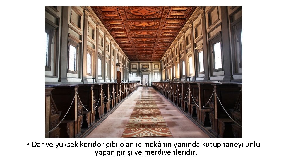  • Dar ve yüksek koridor gibi olan iç mekânın yanında kütüphaneyi ünlü yapan
