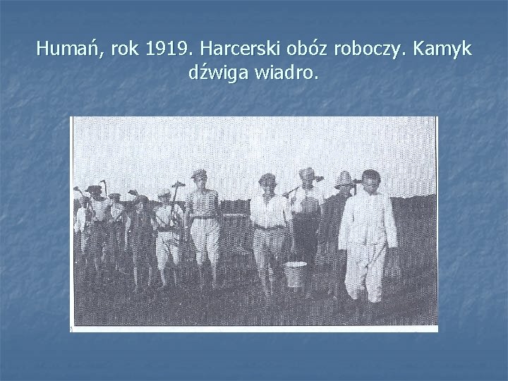 Humań, rok 1919. Harcerski obóz roboczy. Kamyk dźwiga wiadro. 