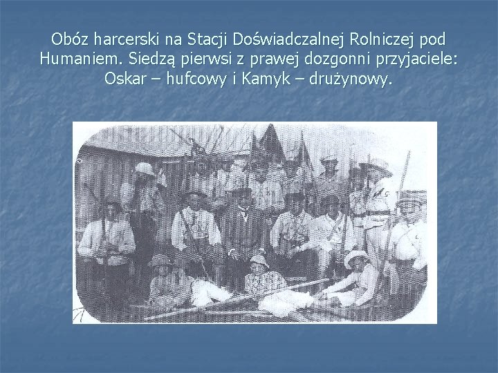 Obóz harcerski na Stacji Doświadczalnej Rolniczej pod Humaniem. Siedzą pierwsi z prawej dozgonni przyjaciele: