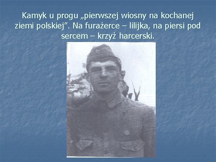 Kamyk u progu „pierwszej wiosny na kochanej ziemi polskiej”. Na furażerce – lilijka, na
