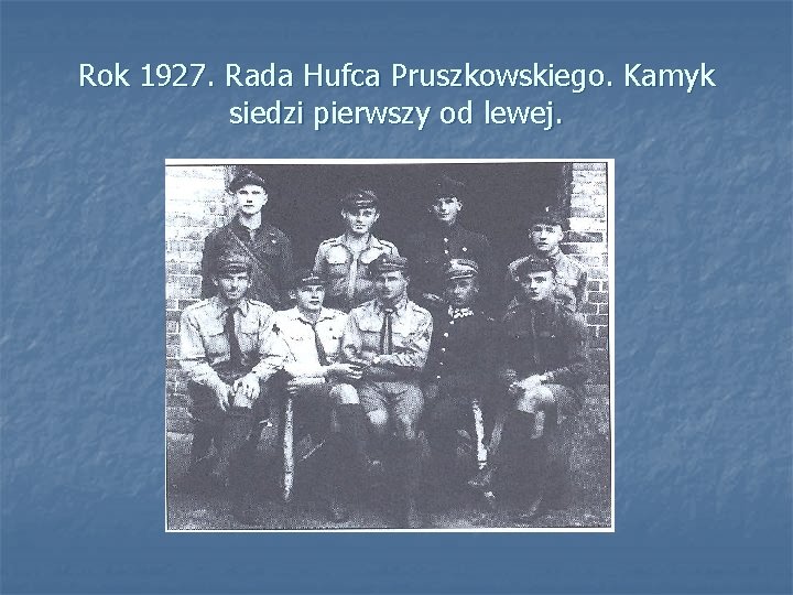 Rok 1927. Rada Hufca Pruszkowskiego. Kamyk siedzi pierwszy od lewej. 