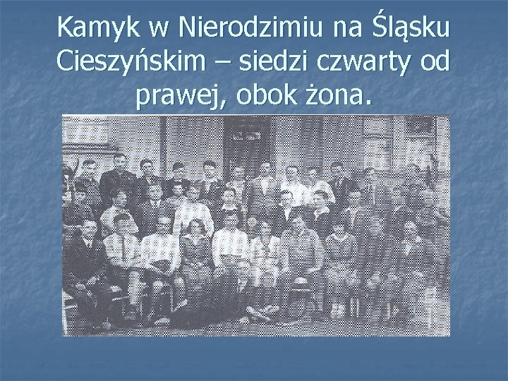 Kamyk w Nierodzimiu na Śląsku Cieszyńskim – siedzi czwarty od prawej, obok żona. 