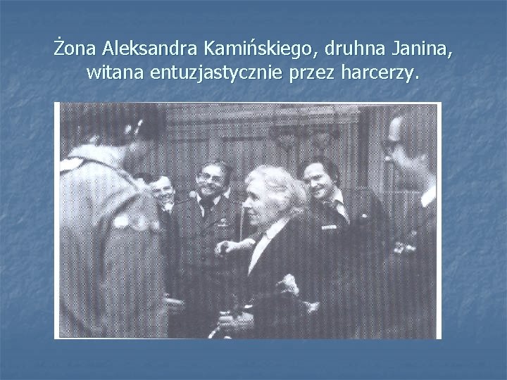 Żona Aleksandra Kamińskiego, druhna Janina, witana entuzjastycznie przez harcerzy. 