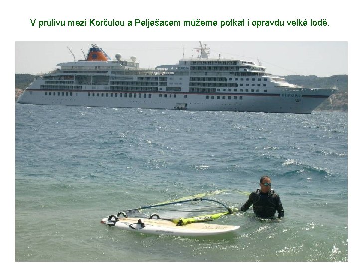 V průlivu mezi Korčulou a Pelješacem můžeme potkat i opravdu velké lodě. 
