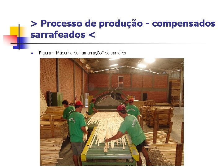 > Processo de produção - compensados sarrafeados < n Figura – Máquina de “amarração”