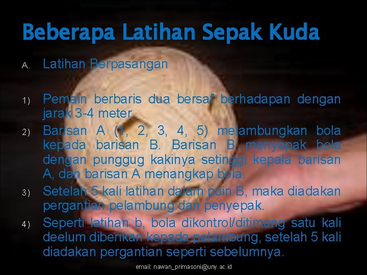 Beberapa Latihan Sepak Kuda A. Latihan Berpasangan 1) Pemain berbaris dua bersaf berhadapan dengan