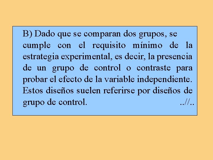 B) Dado que se comparan dos grupos, se cumple con el requisito mínimo de