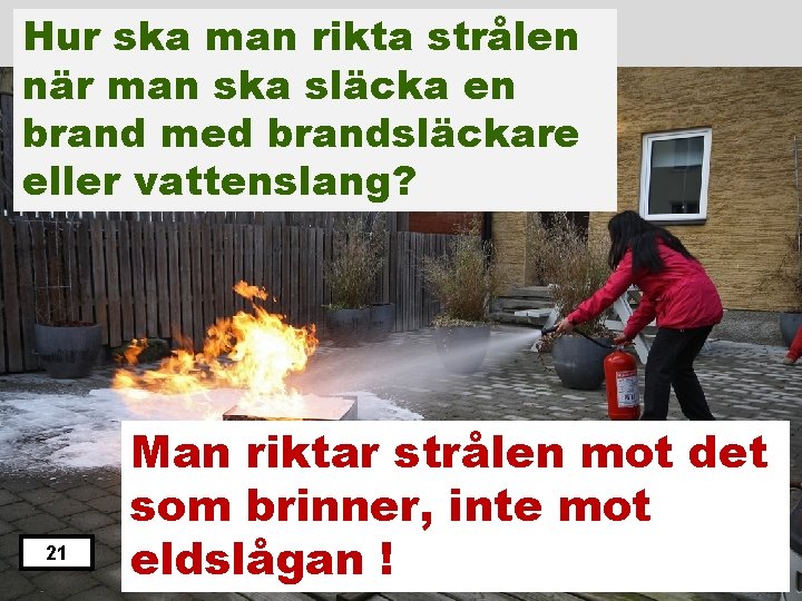 Hur ska man rikta strålen när man ska släcka en brand med brandsläckare eller