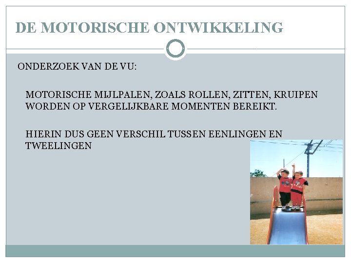 DE MOTORISCHE ONTWIKKELING ONDERZOEK VAN DE VU: MOTORISCHE MIJLPALEN, ZOALS ROLLEN, ZITTEN, KRUIPEN WORDEN DE MOTORISCHE ONTWIKKELING ONDERZOEK VAN DE VU: MOTORISCHE MIJLPALEN, ZOALS ROLLEN, ZITTEN, KRUIPEN WORDEN