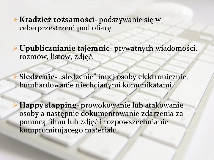 Ø Kradzież tożsamości- podszywanie się w ceberprzestrzeni pod ofiarę. Ø Upublicznianie tajemnic- prywatnych wiadomości,