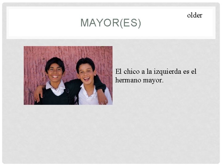 MAYOR(ES) older El chico a la izquierda es el hermano mayor. 