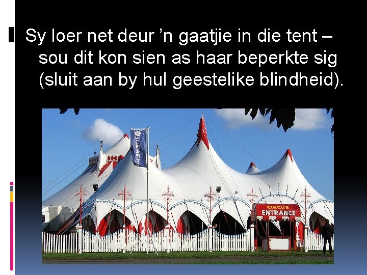 Sy loer net deur ’n gaatjie in die tent – sou dit kon sien