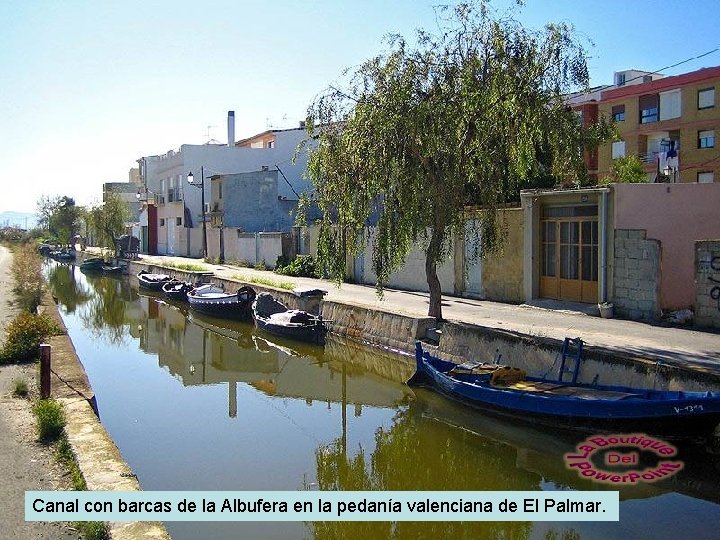 Canal con barcas de la Albufera en la pedanía valenciana de El Palmar. 
