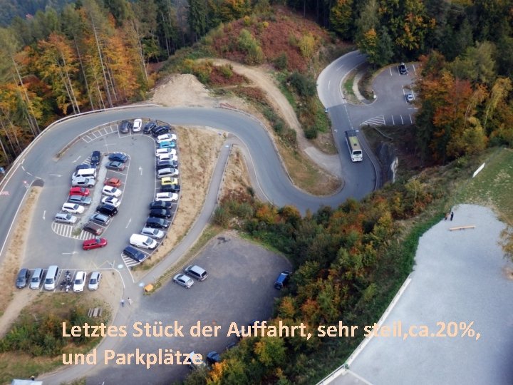 Letztes Stück der Auffahrt, sehr steil, ca. 20%, und Parkplätze 