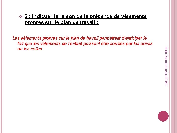 v 2 : Indiquer la raison de la présence de vêtements propres sur le